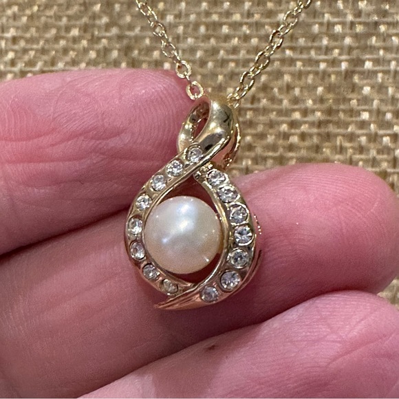 New Swarovski Elements Crystal Necklace- gold w/ faux pearl & clear crystals - Picture 6 of 12